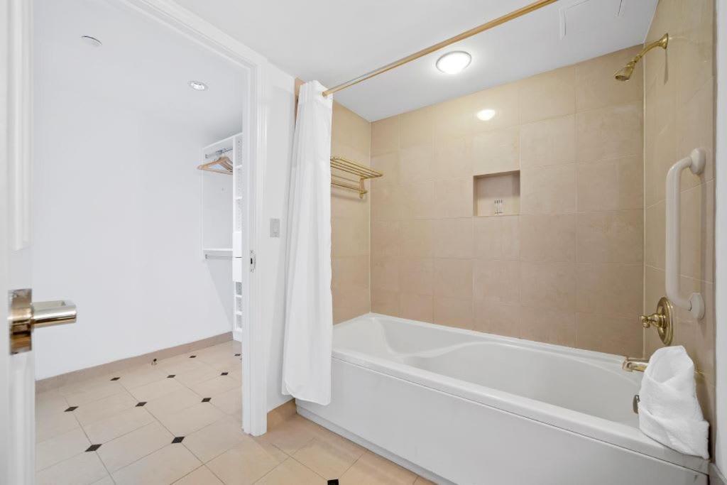 Apartment 2br On The Boardwalk With 3 Baths Cozysuites *